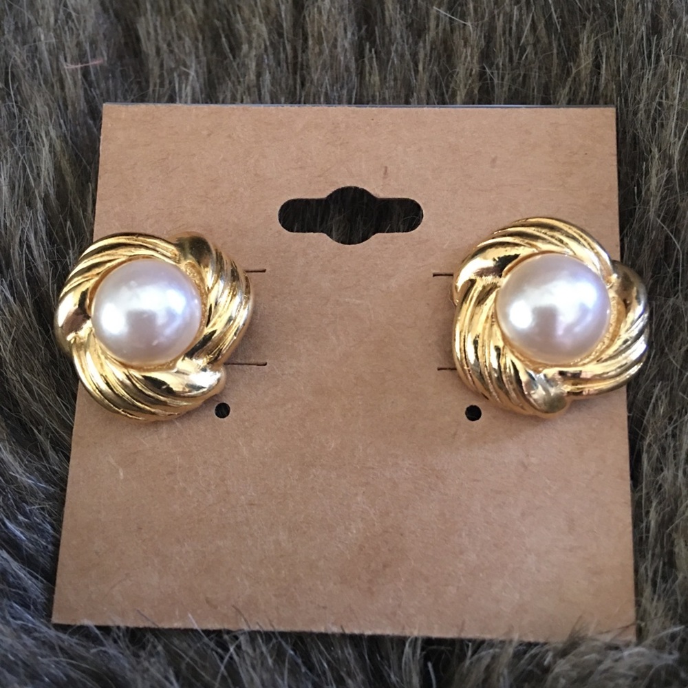 Vintage gold tone faux pearl pierced earrings